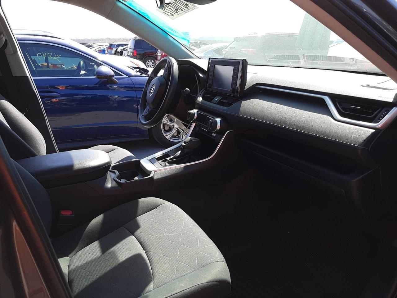 Photo 5 from auction – 2019 TOYOTA RAV4 with VIN 2T3W1RFV9KW015416