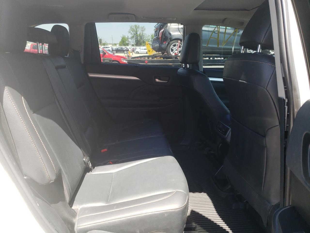 Photo 6 from auction – 2019 TOYOTA HIGHLANDER with VIN 5TDJGRFHXKS053810