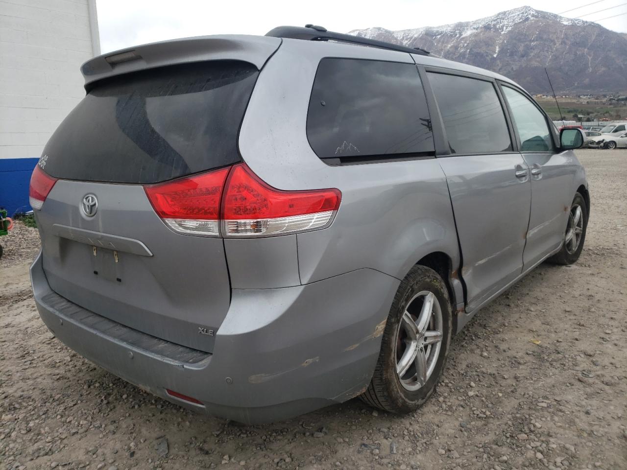 Photo 4 from auction – 2012 TOYOTA SIENNA XLE with VIN 5TDYK3DC3CS263121