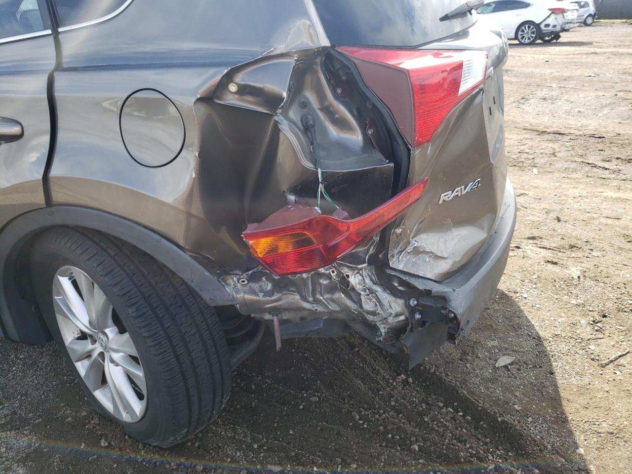 Photo 9 from auction – 2015 TOYOTA RAV4 LIMIT with VIN JTMDFREV0FD139796