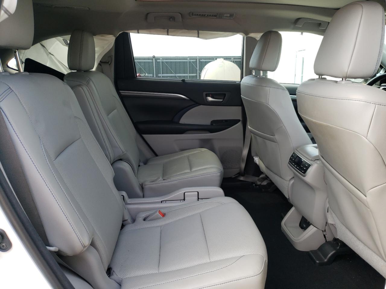 Photo 6 from auction – 2018 TOYOTA HIGHLANDER with VIN 5TDDZRFH1JS902616