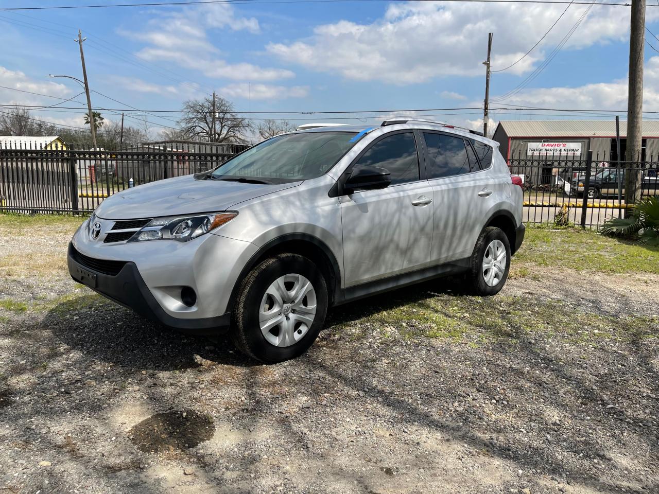 Photo 2 from auction – 2015 TOYOTA RAV4 LE with VIN JTMZFREV1FD071126
