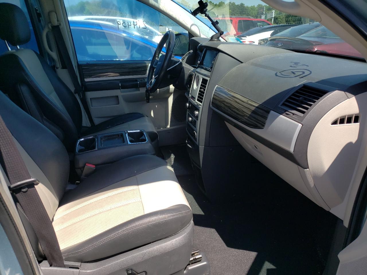 Photo 5 from auction – 2010 CHRYSLER TOWN & COU with VIN 2A4RR8DX0AR375682