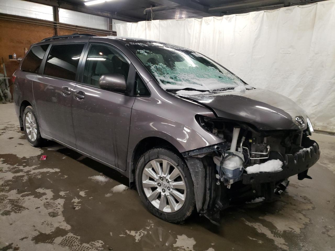 TOYOTA SIENNA LE 2015 with VIN 5TDJK3DC9FS104996 - Photo from auction