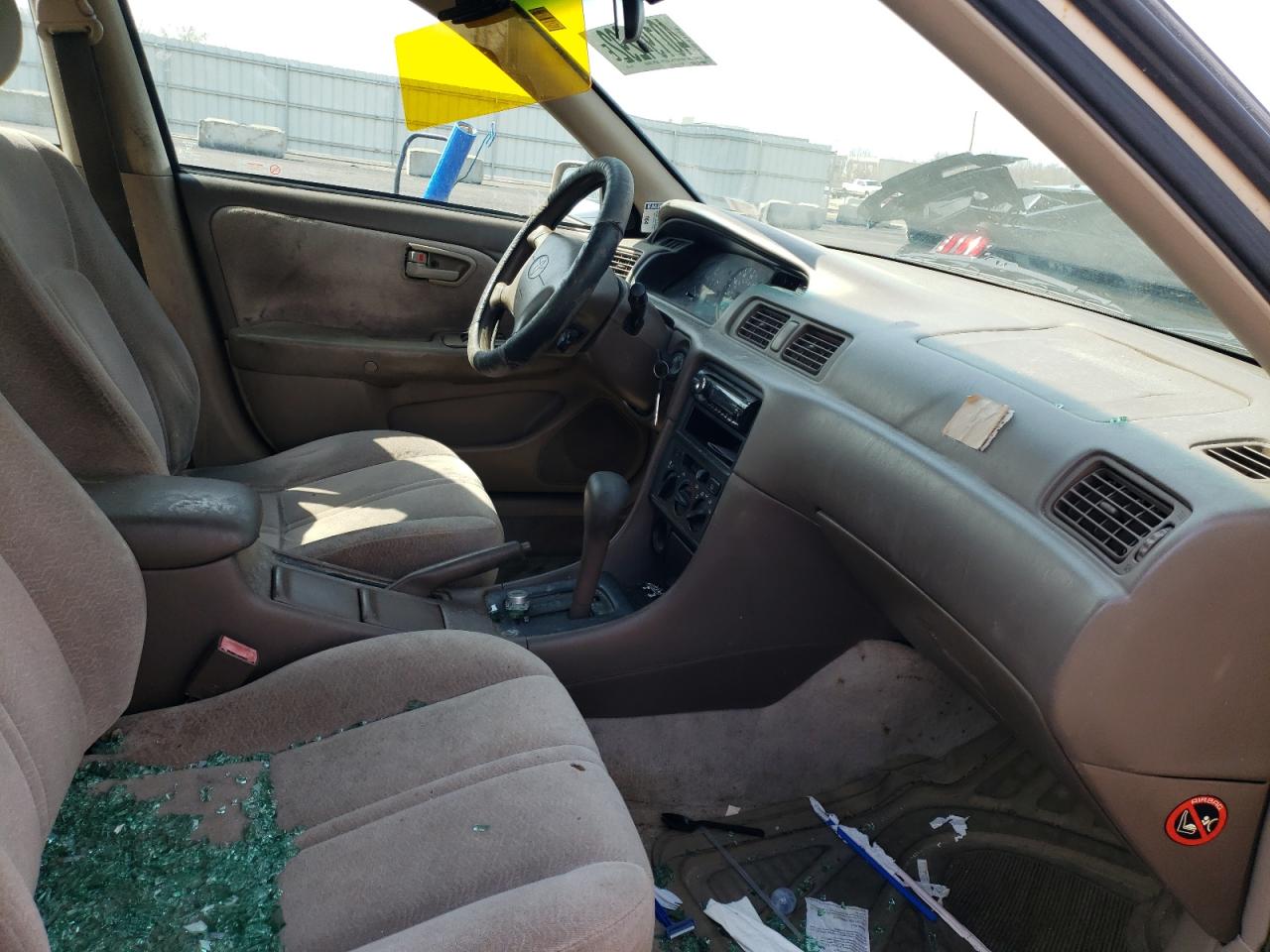 Photo 5 from auction – 1997 TOYOTA CAMRY CE with VIN 4T1BG22K5VU781933