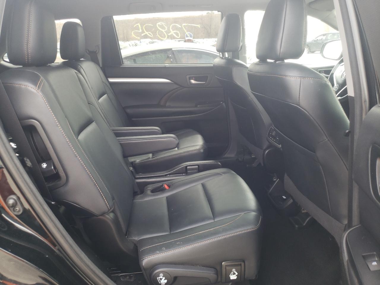 Photo 6 from auction – 2017 TOYOTA HIGHLANDER with VIN 5TDJZRFH5HS522238