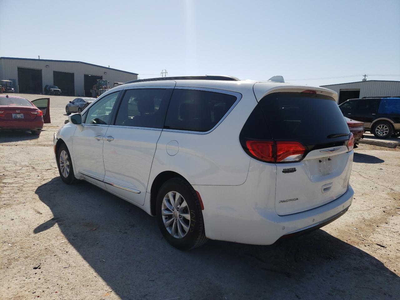 Photo 3 from auction – 2017 CHRYSLER PACIFICA T with VIN 2C4RC1BG1HR741290