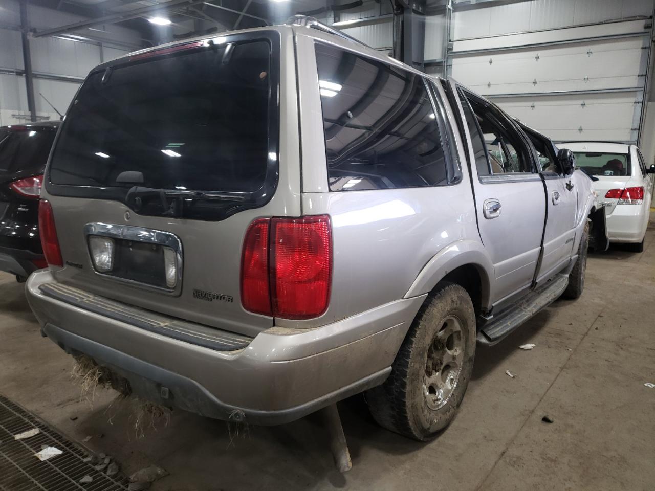 Photo 4 from auction – 2000 LINCOLN NAVIGATOR with VIN 5LMFU28A6YLJ35994