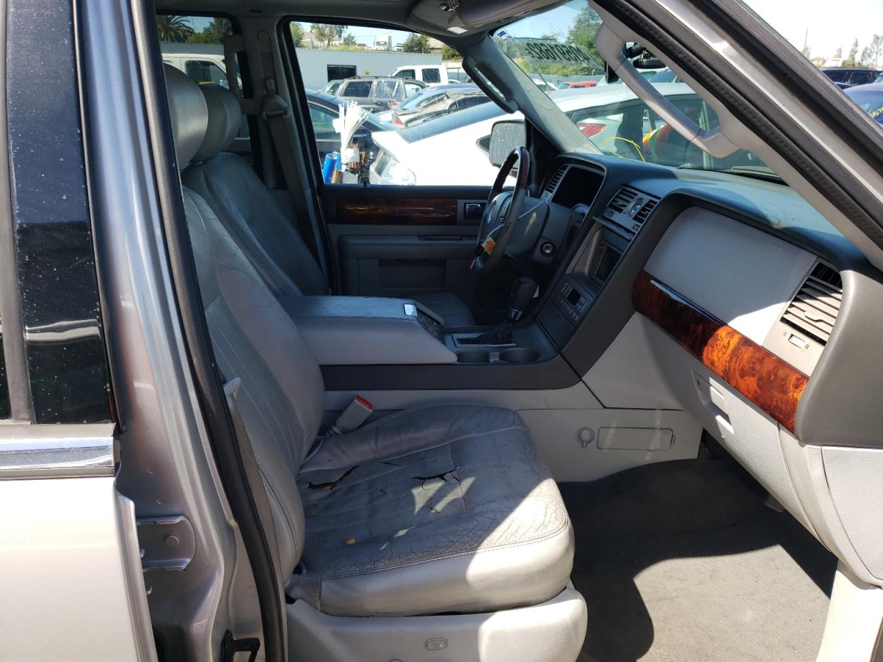 Photo 5 from auction – 2004 LINCOLN NAVIGATOR with VIN 5LMFU28R54LJ41950