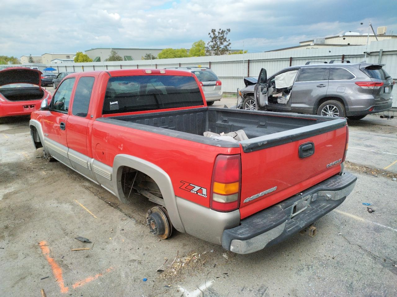 Photo 3 from auction – 2000 CHEVROLET SILVERADO with VIN 1GCEK19T4YE377612