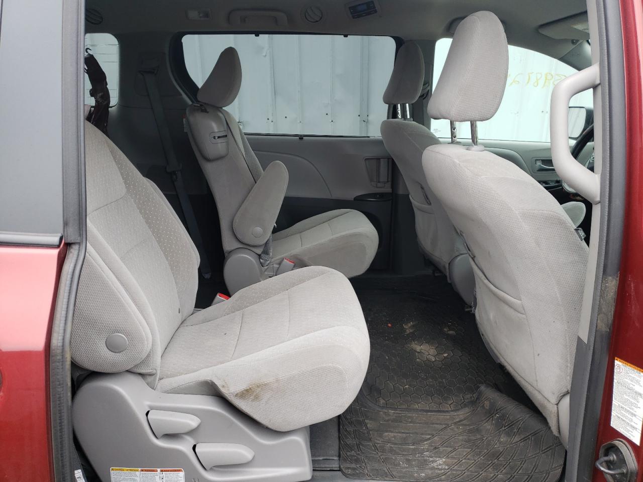 Photo 6 from auction – 2018 TOYOTA SIENNA LE with VIN 5TDKZ3DC7JS958958