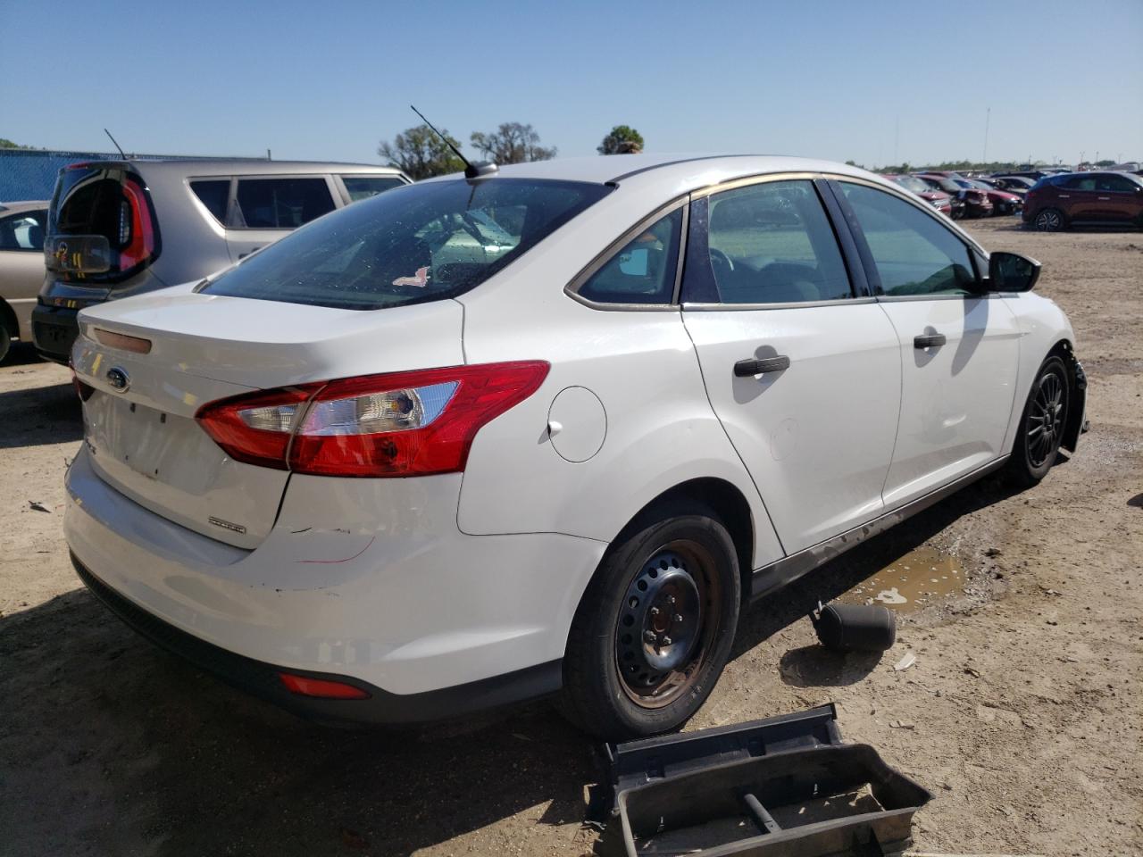 Photo 4 from auction – 2013 FORD FOCUS S with VIN 1FADP3E23DL352315