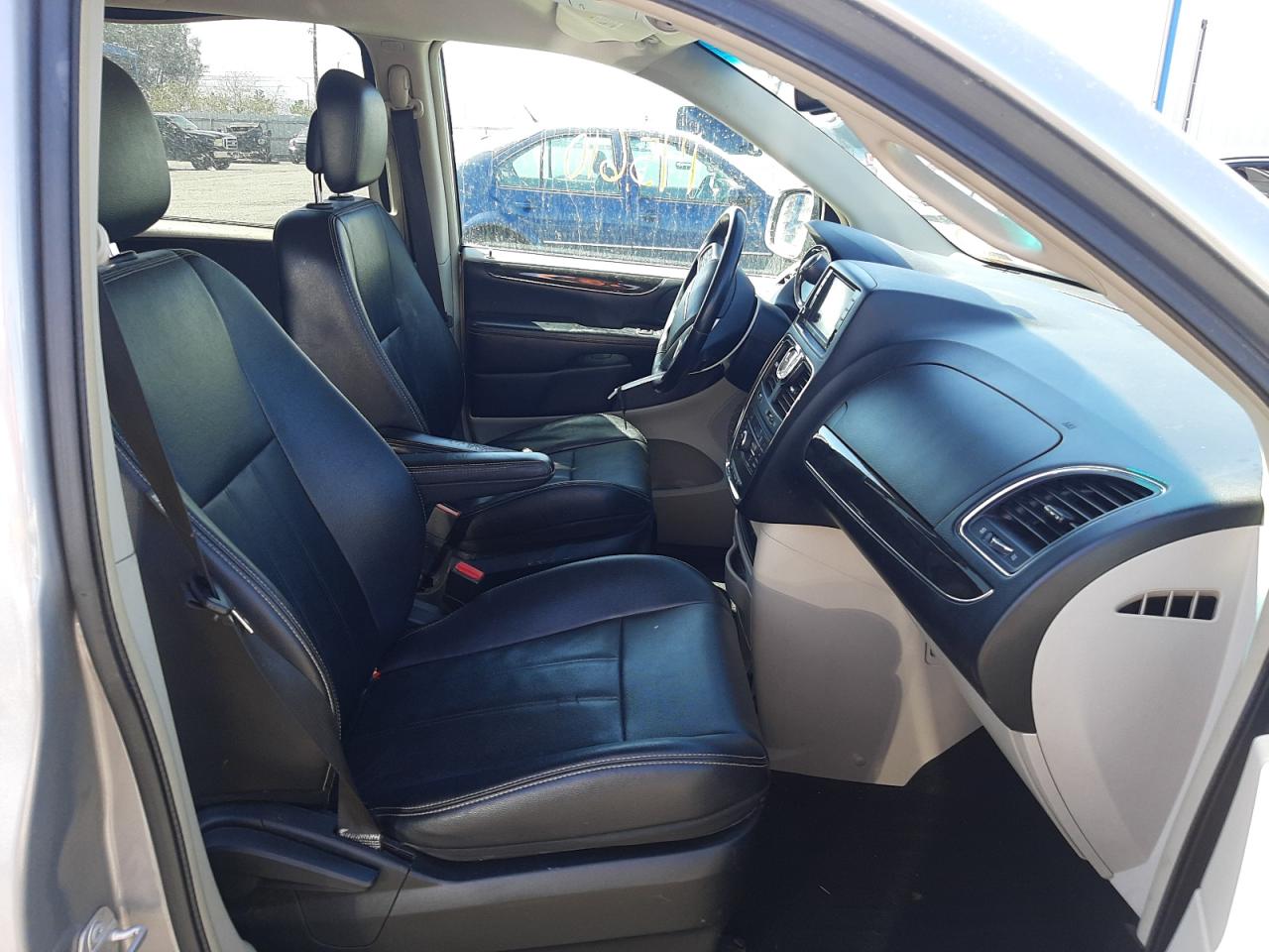 Photo 5 from auction – 2014 CHRYSLER TOWN & COU with VIN 2C4RC1BG4ER296216