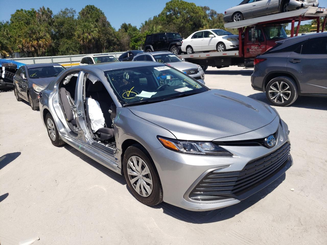 TOYOTA CAMRY LE 2022 with VIN 4T1C31AK6NU584362 - Photo from auction