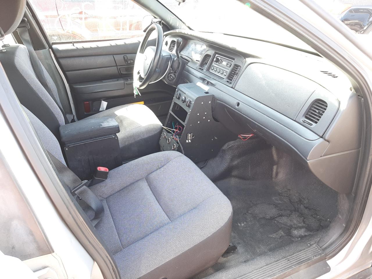 Photo 5 from auction – 2011 FORD CROWN VICT with VIN 2FABP7BV2BX182753