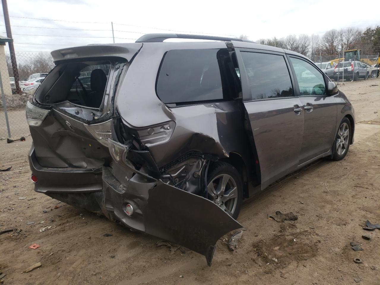 Photo 4 from auction – 2017 TOYOTA SIENNA SE with VIN 5TDXZ3DC3HS874393