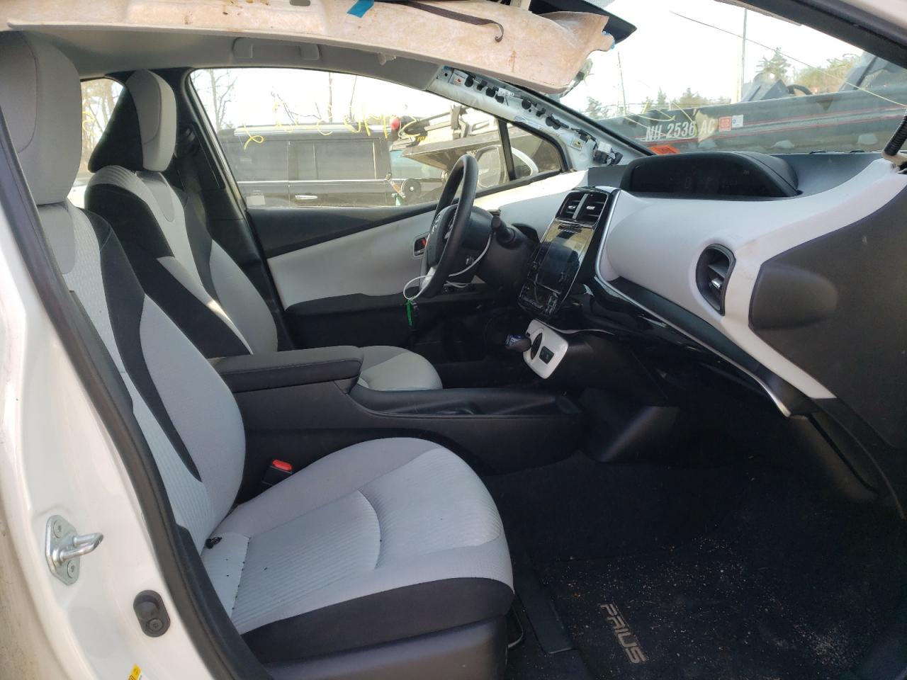 Photo 5 from auction – 2017 TOYOTA PRIUS with VIN JTDKBRFU4H3032882