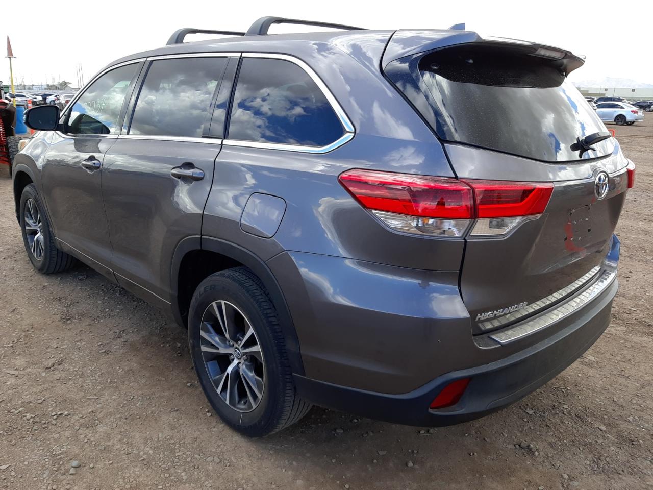 Photo 3 from auction – 2017 TOYOTA HIGHLANDER with VIN 5TDZZRFH7HS232313