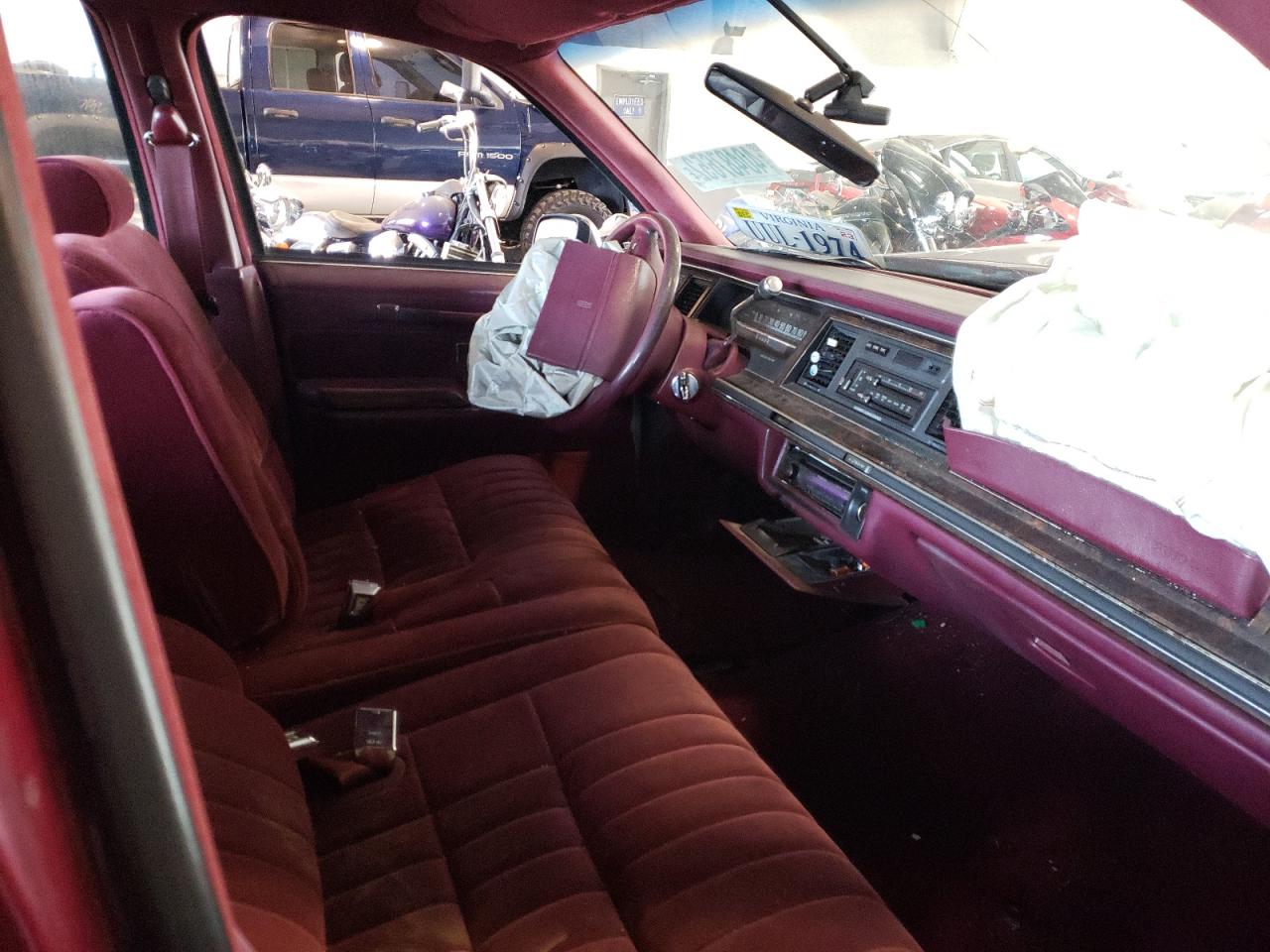 Photo 5 from auction – 1992 LINCOLN TOWN CAR E with VIN 1LNLM81W6NY618446