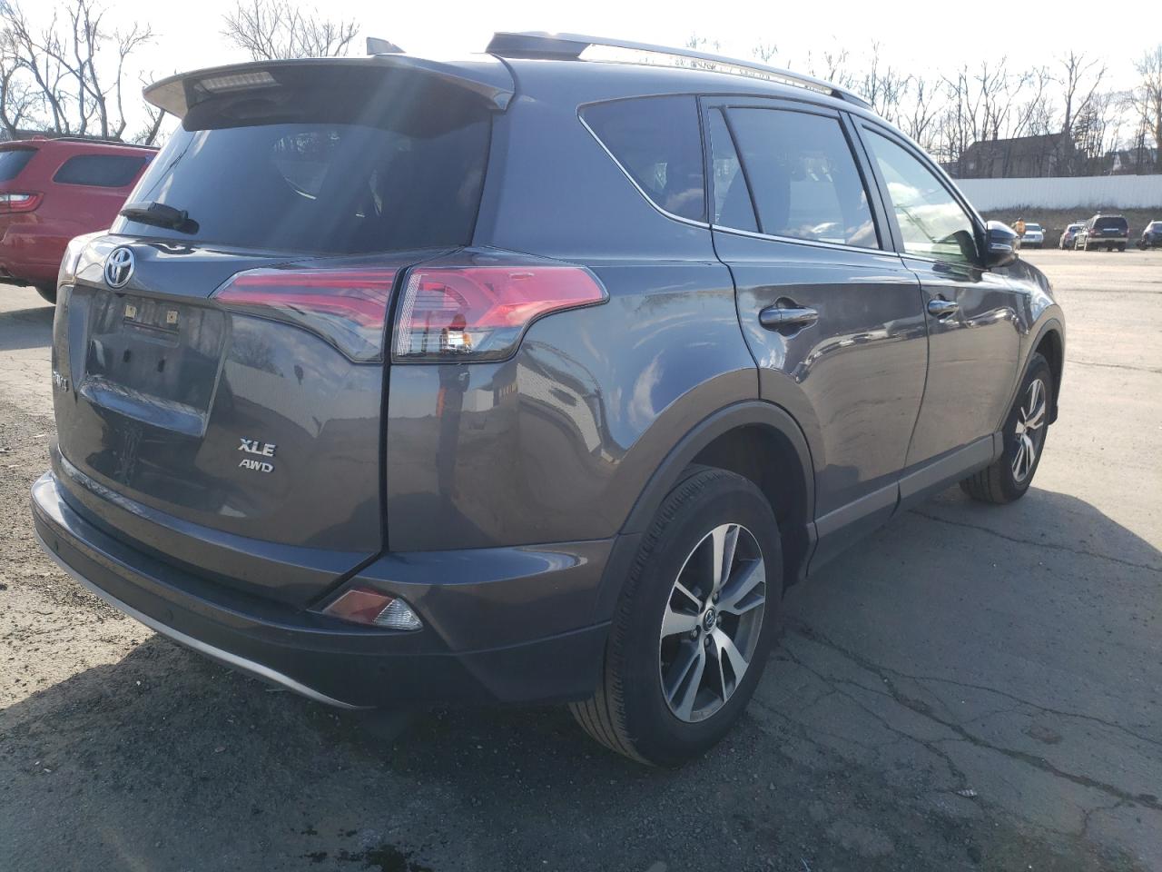 Photo 4 from auction – 2018 TOYOTA RAV4 XLE with VIN JTMRFREV0JJ235346