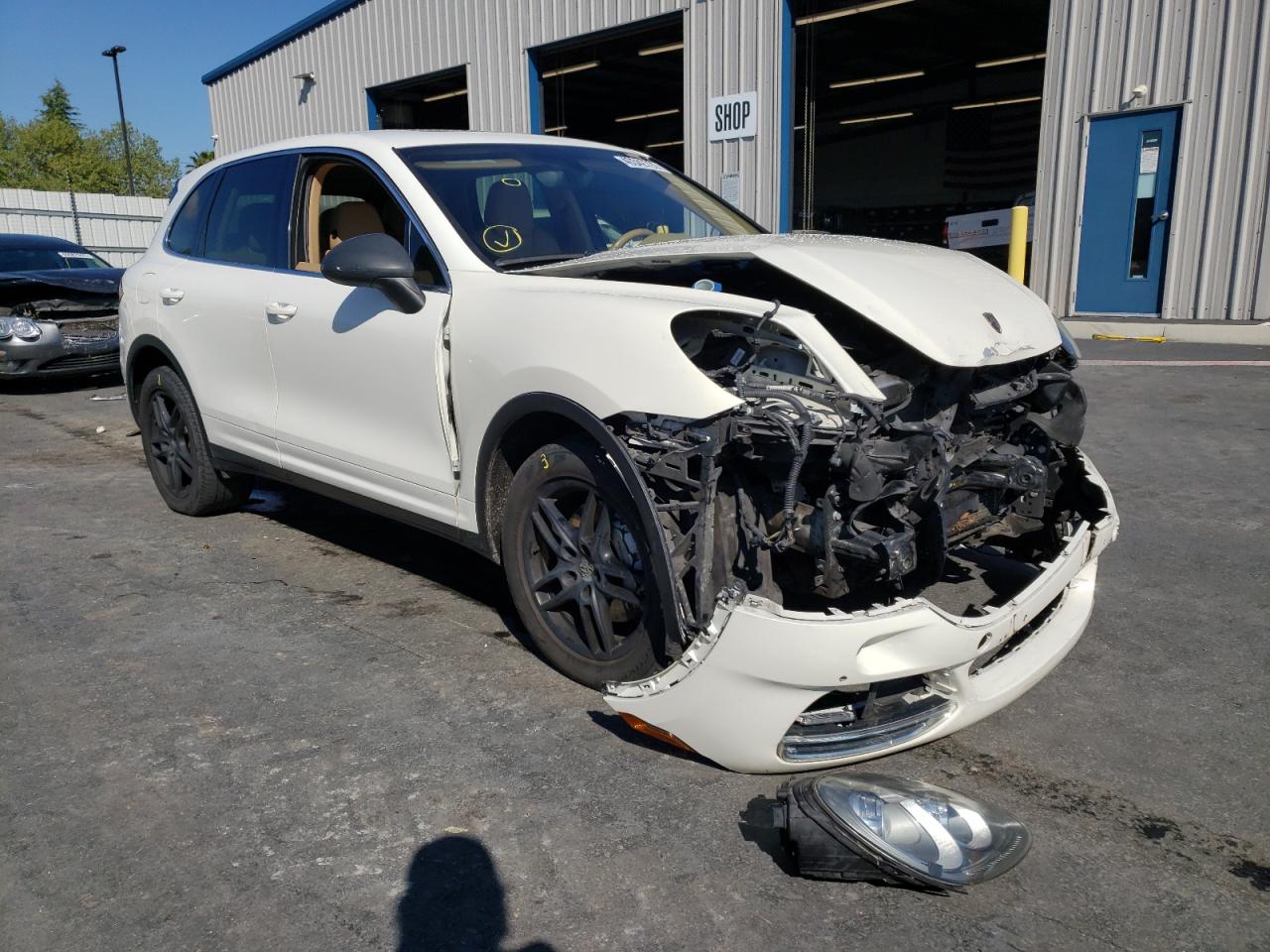 PORSCHE CAYENNE S 2011 with VIN WP1AB2A24BLA42424 - Photo from auction