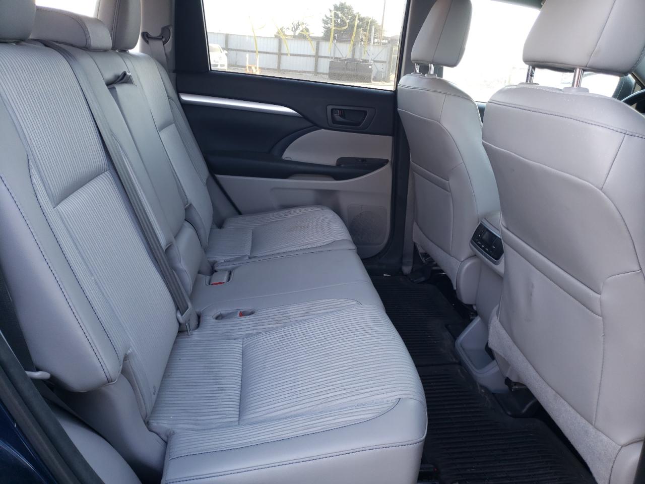 Foto 6 de la subasta – 2015 TOYOTA HIGHLANDER con VIN 5TDBKRFH1FS103065