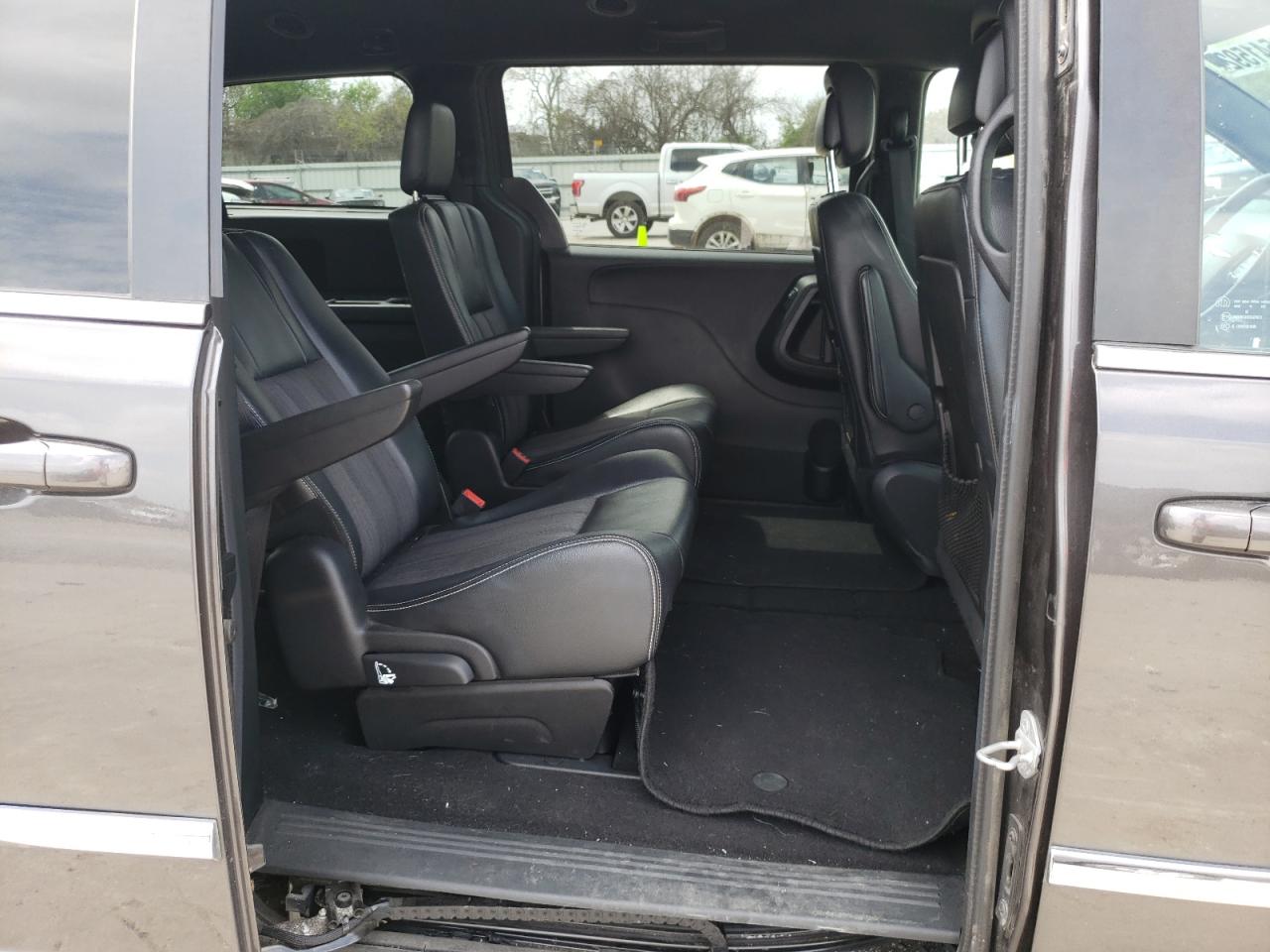 Photo 6 from auction – 2015 CHRYSLER TOWN & COU with VIN 2C4RC1HG3FR676656
