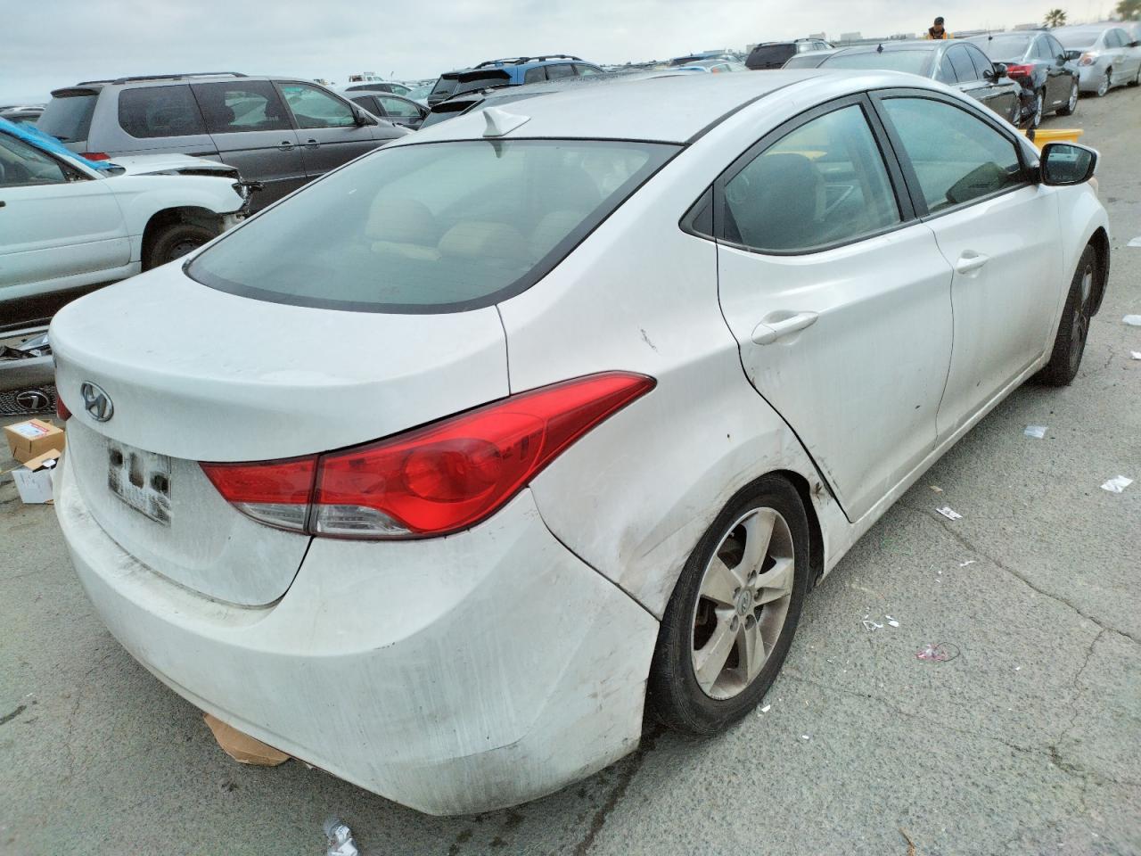 Photo 4 from auction – 2011 HYUNDAI ELANTRA GL with VIN 5NPDH4AE6BH020593