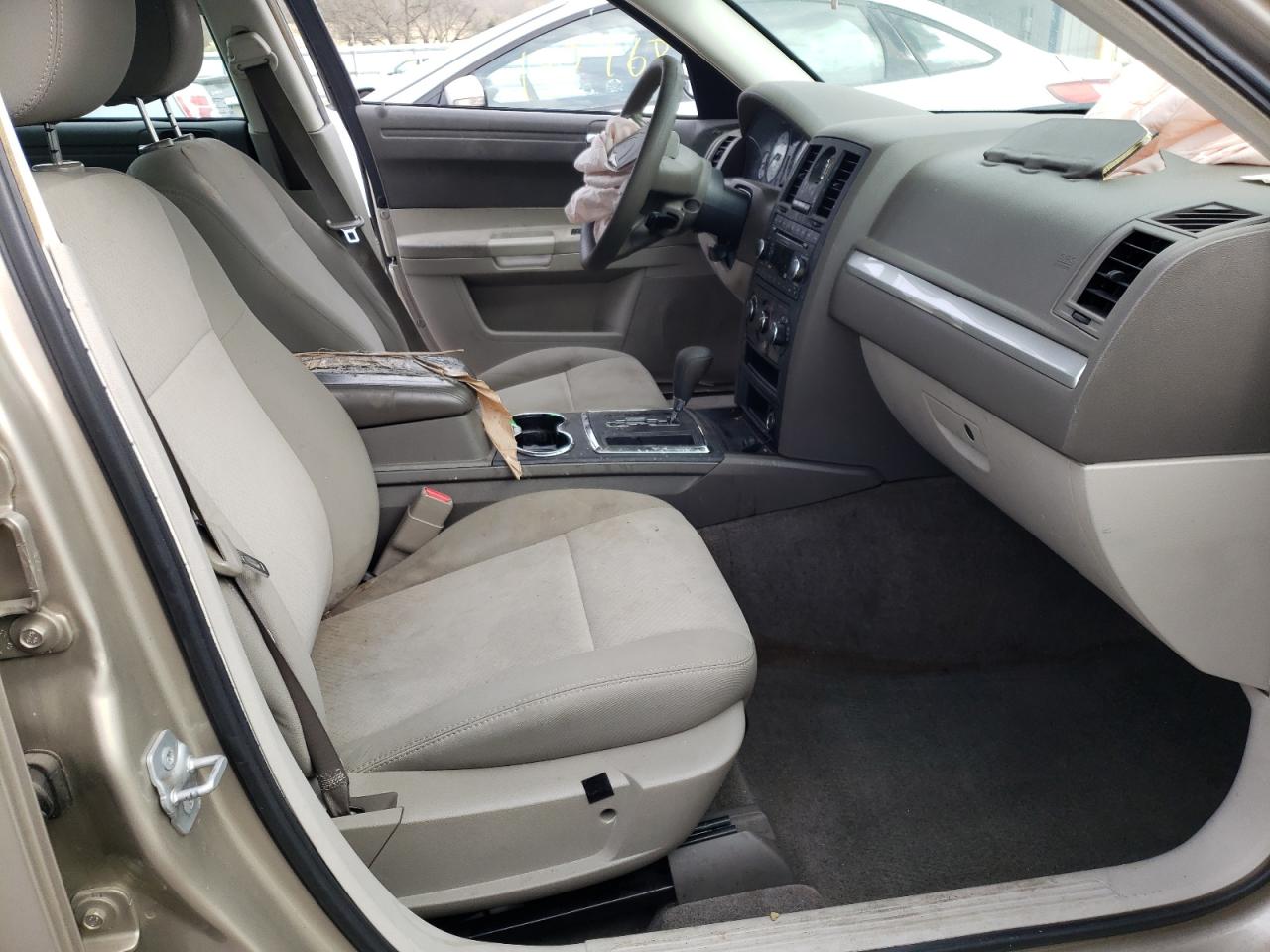 Photo 5 from auction – 2008 CHRYSLER 300 LX with VIN 2C3KA43R68H169278