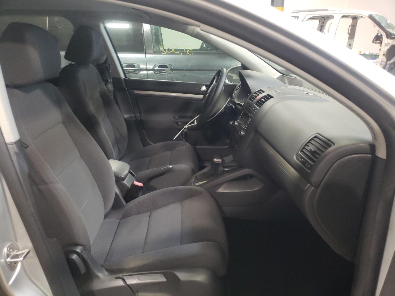 Photo 5 from auction – 2009 VOLKSWAGEN RABBIT with VIN WVWDB71K59W079003
