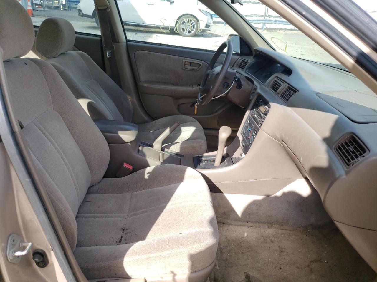 Photo 5 from auction – 2001 TOYOTA CAMRY CE with VIN 4T1BG22K91U063554