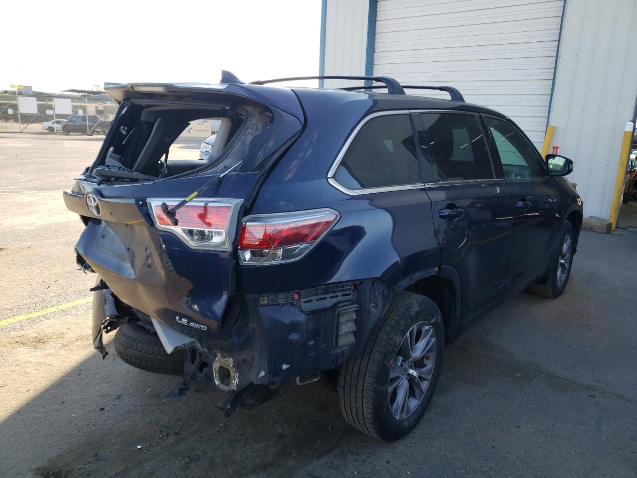 Foto 4 de la subasta – 2015 TOYOTA HIGHLANDER con VIN 5TDBKRFH1FS103065
