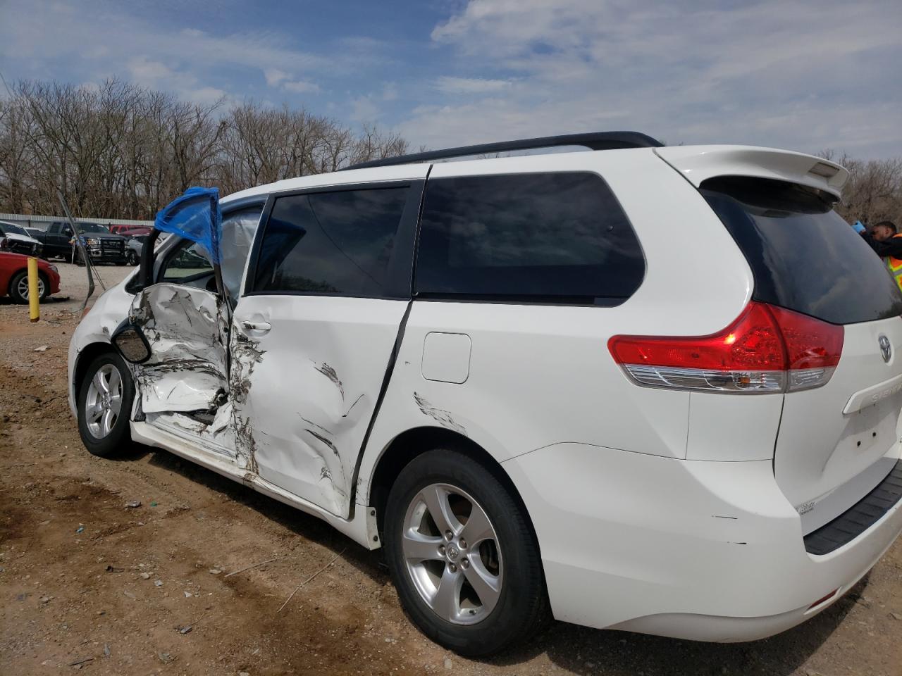 Photo 10 from auction – 2014 TOYOTA SIENNA LE with VIN 5TDKK3DC2ES453629