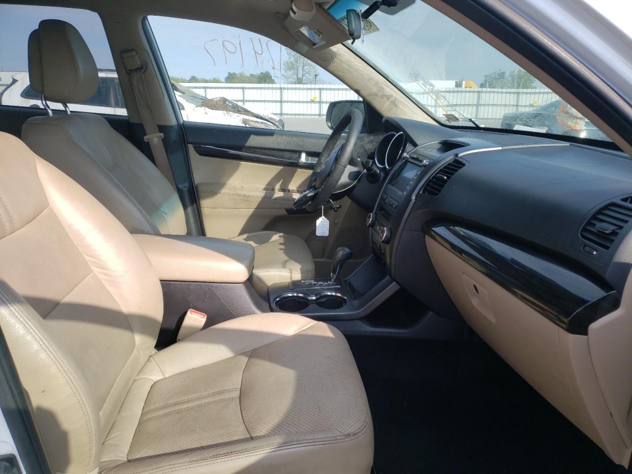 Photo 5 from auction – 2011 KIA SORENTO EX with VIN 5XYKUDA28BG011636