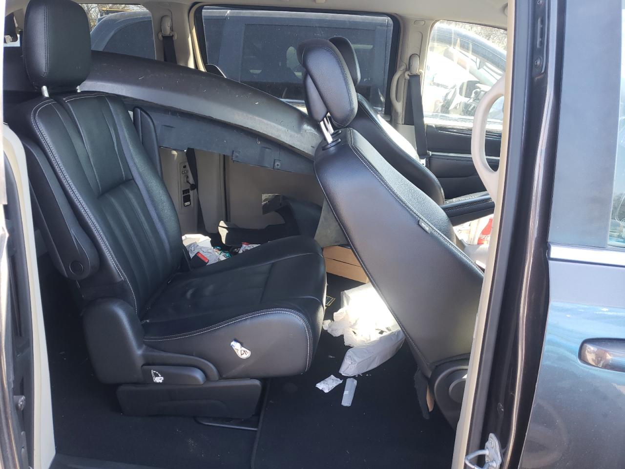 Photo 6 from auction – 2015 CHRYSLER TOWN & COU with VIN 2C4RC1BG2FR544304