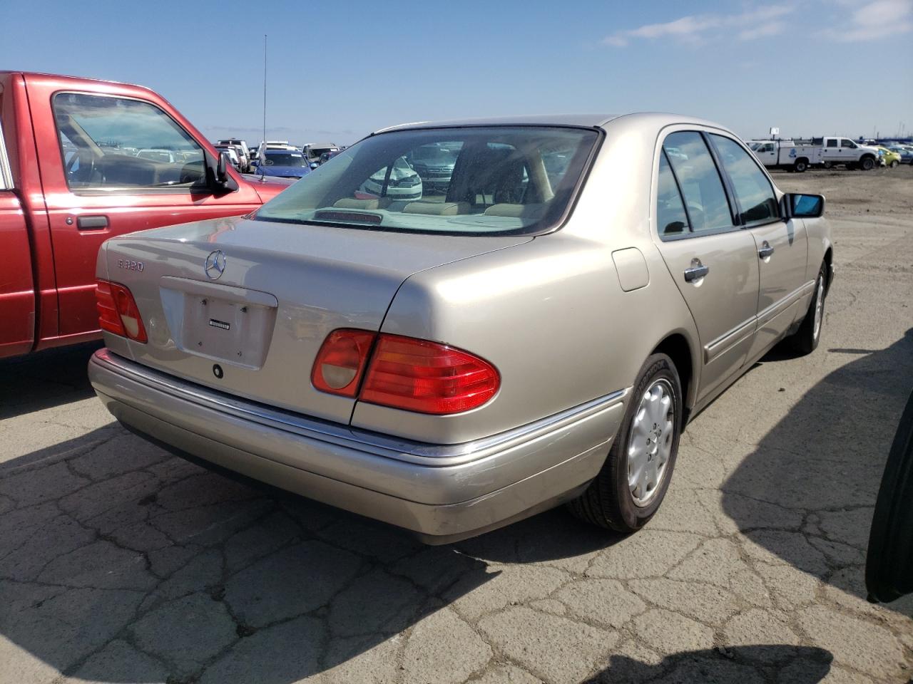 Photo 4 from auction – 1999 MERCEDES-BENZ E 320 with VIN WDBJF65H5XA721647