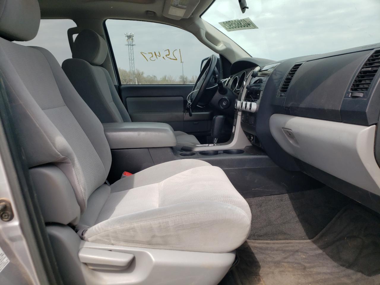 Photo 5 from auction – 2013 TOYOTA SEQUOIA SR with VIN 5TDZY5G14DS045439
