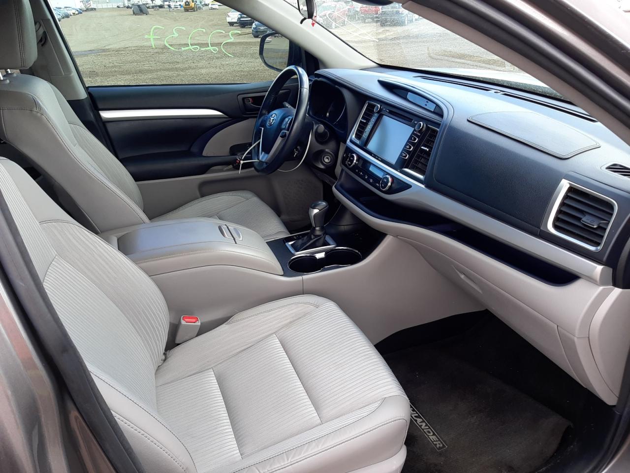 Photo 5 from auction – 2017 TOYOTA HIGHLANDER with VIN 5TDZZRFH7HS232313