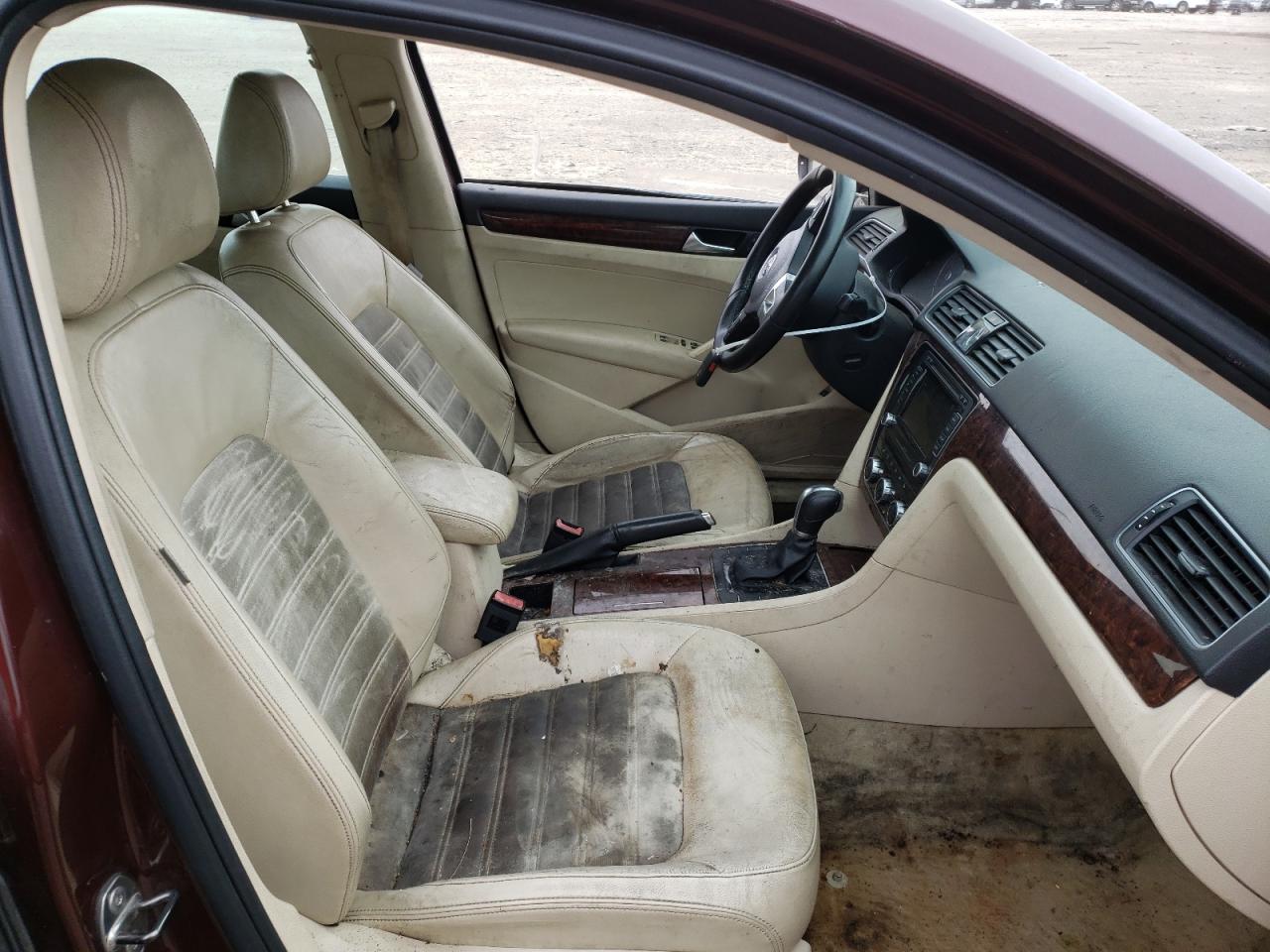 Photo 5 from auction – 2012 VOLKSWAGEN PASSAT SEL with VIN 1VWCP7A35CC025681