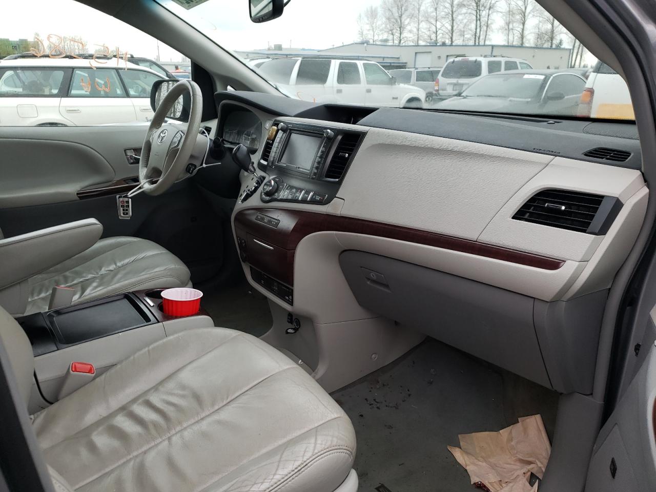 Photo 9 from auction – 2011 TOYOTA SIENNA XLE with VIN 5TDDK3DC6BS020643