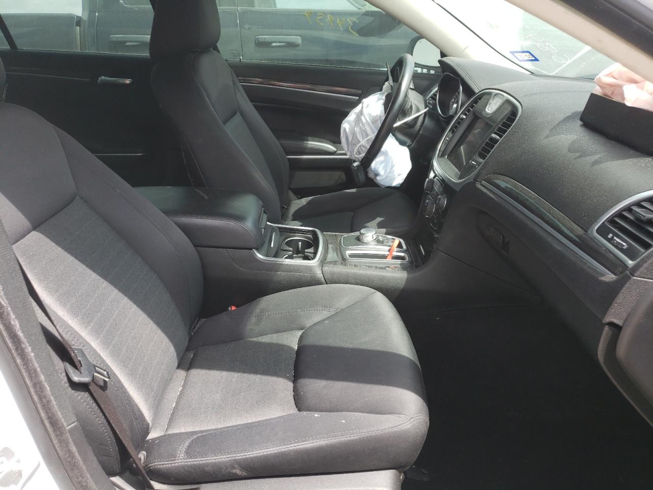 Photo 5 from auction – 2019 CHRYSLER 300 TOURIN with VIN 2C3CCAAG0KH683102