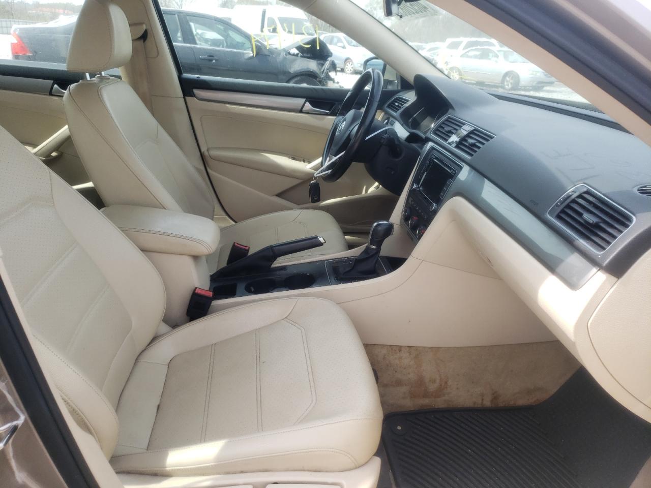 Photo 5 from auction – 2015 VOLKSWAGEN PASSAT S with VIN 1VWAT7A30FC120785