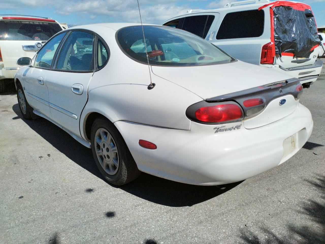 Photo 3 from auction – 1998 FORD TAURUS LX with VIN 1FAFP52S5WG150077