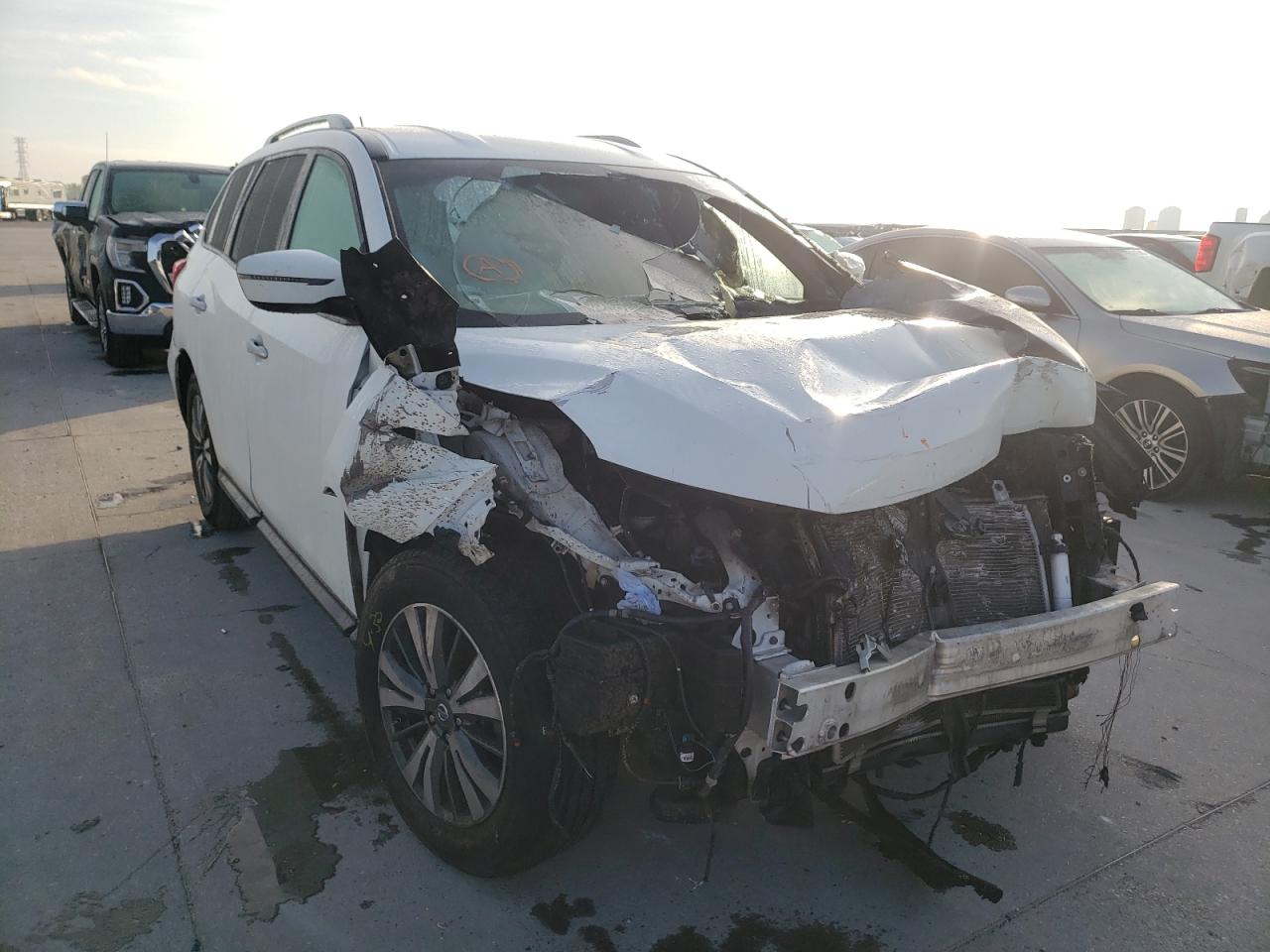 NISSAN PATHFINDER 2017 with VIN 5N1DR2MM0HC615685 - Photo from auction