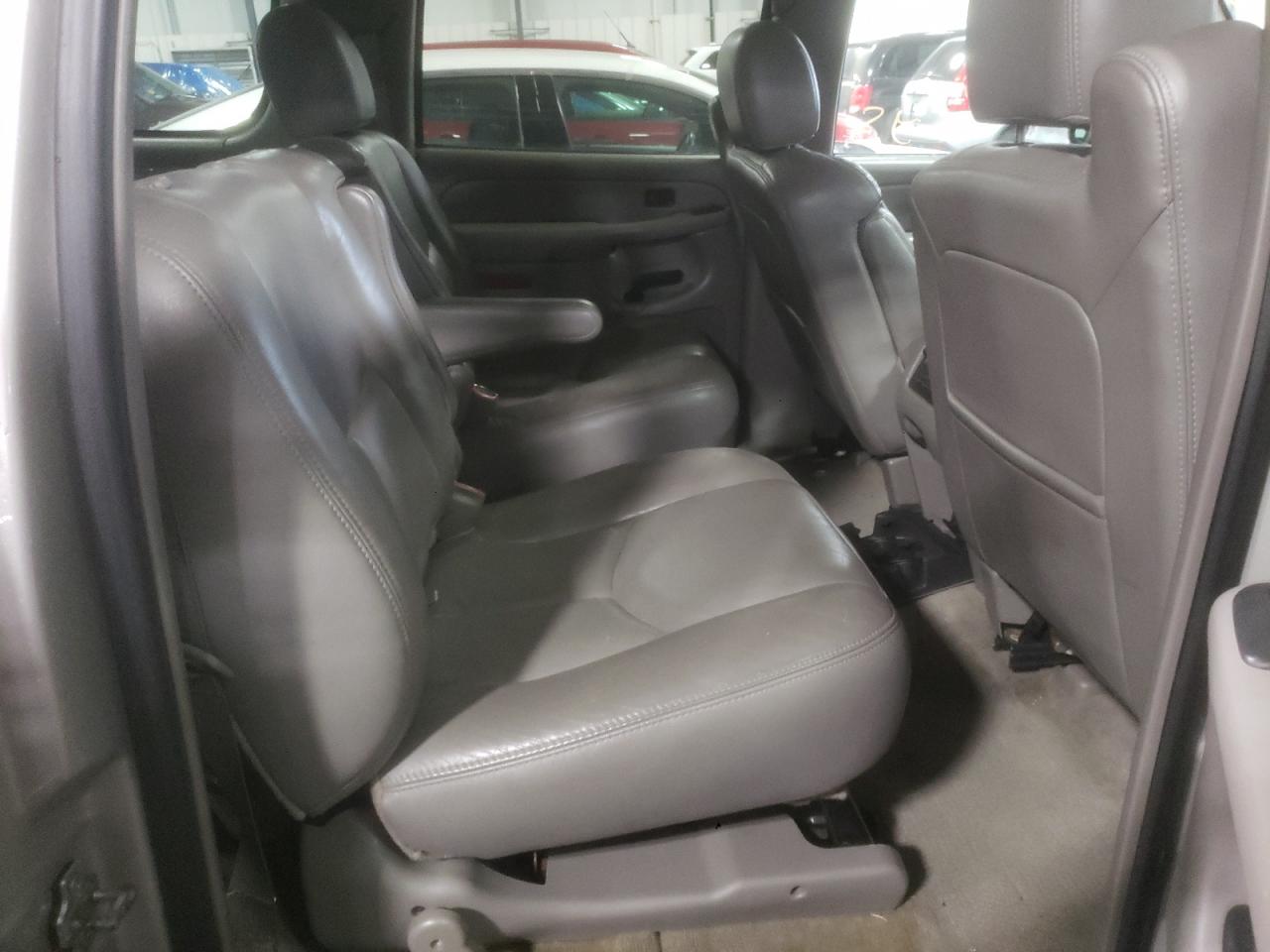 Photo 6 from auction – 2004 CHEVROLET SUBURBAN K with VIN 3GNFK16Z84G249672