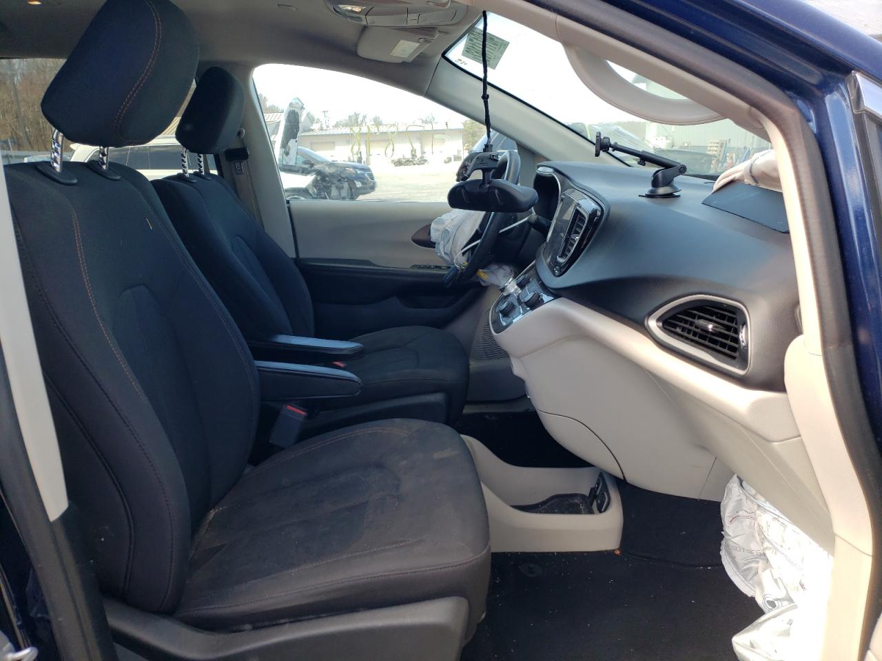 Photo 5 from auction – 2017 CHRYSLER PACIFICA T with VIN 2C4RC1DG2HR520987