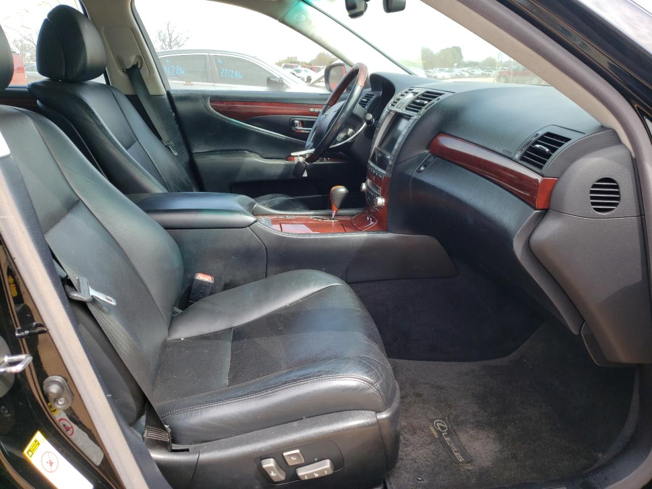 Photo 5 from auction – 2011 LEXUS LS 460L with VIN JTHDL5EF6B5003945