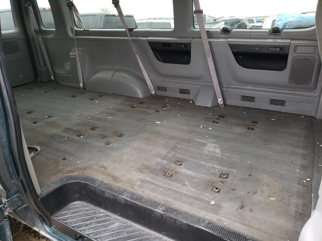 Photo 6 from auction – 2000 FORD ECONOLINE with VIN 1FBSS31L8YHB82674