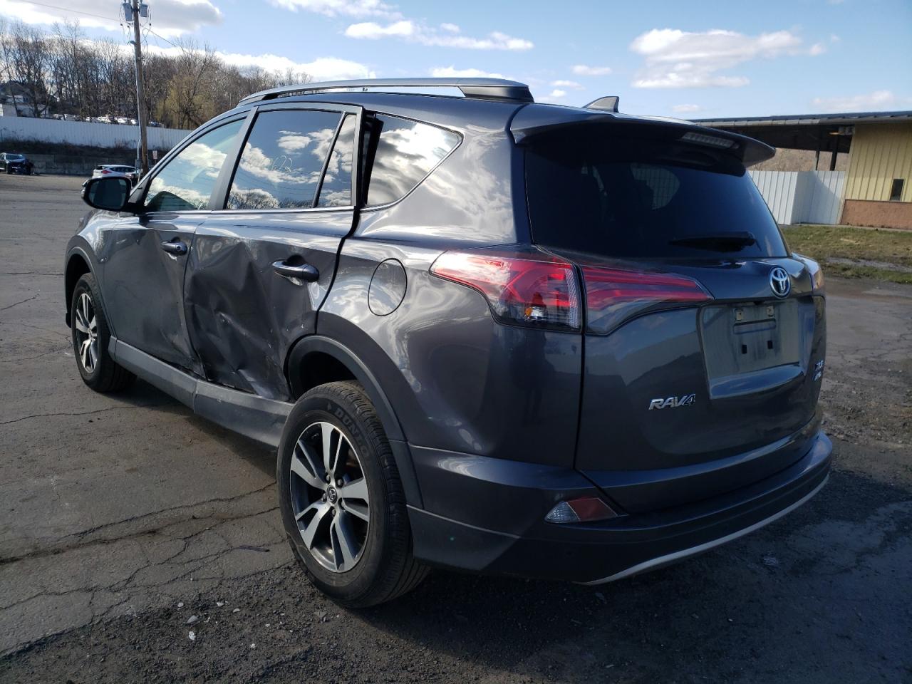 Photo 3 from auction – 2018 TOYOTA RAV4 XLE with VIN JTMRFREV0JJ235346