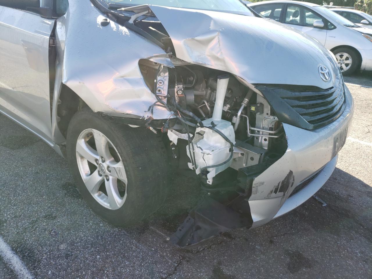Photo 9 from auction – 2014 TOYOTA SIENNA with VIN 5TDZK3DC3ES440676